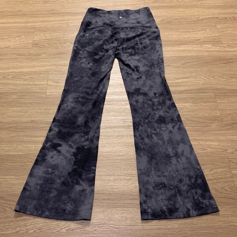 Lululemon Groove Super-High-Rise Flared Pant Nulu Diamond Dye Pitch Grey Size 8 - Picture 13 of 15